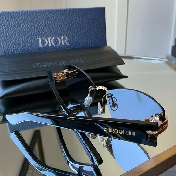 Dior Men's Black Sunglasses with Gold Hardware - Picture 4 of 10